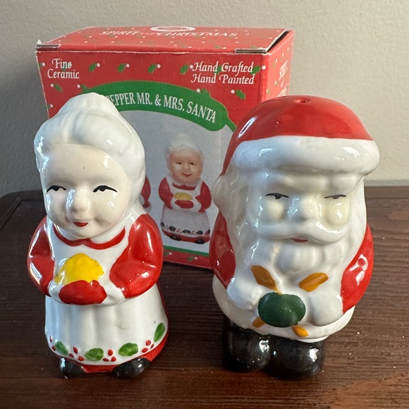 Vintage spirit of Christmas ceramic Santa and Mrs claus salt and pepper shakers - Picture 7 of 8